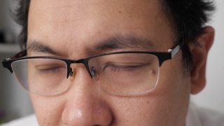 一个戴眼镜的男人的近距离检查他的视力，模糊的视力问题视频素材模板下载