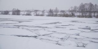 冬天结冰的河面上有碎冰