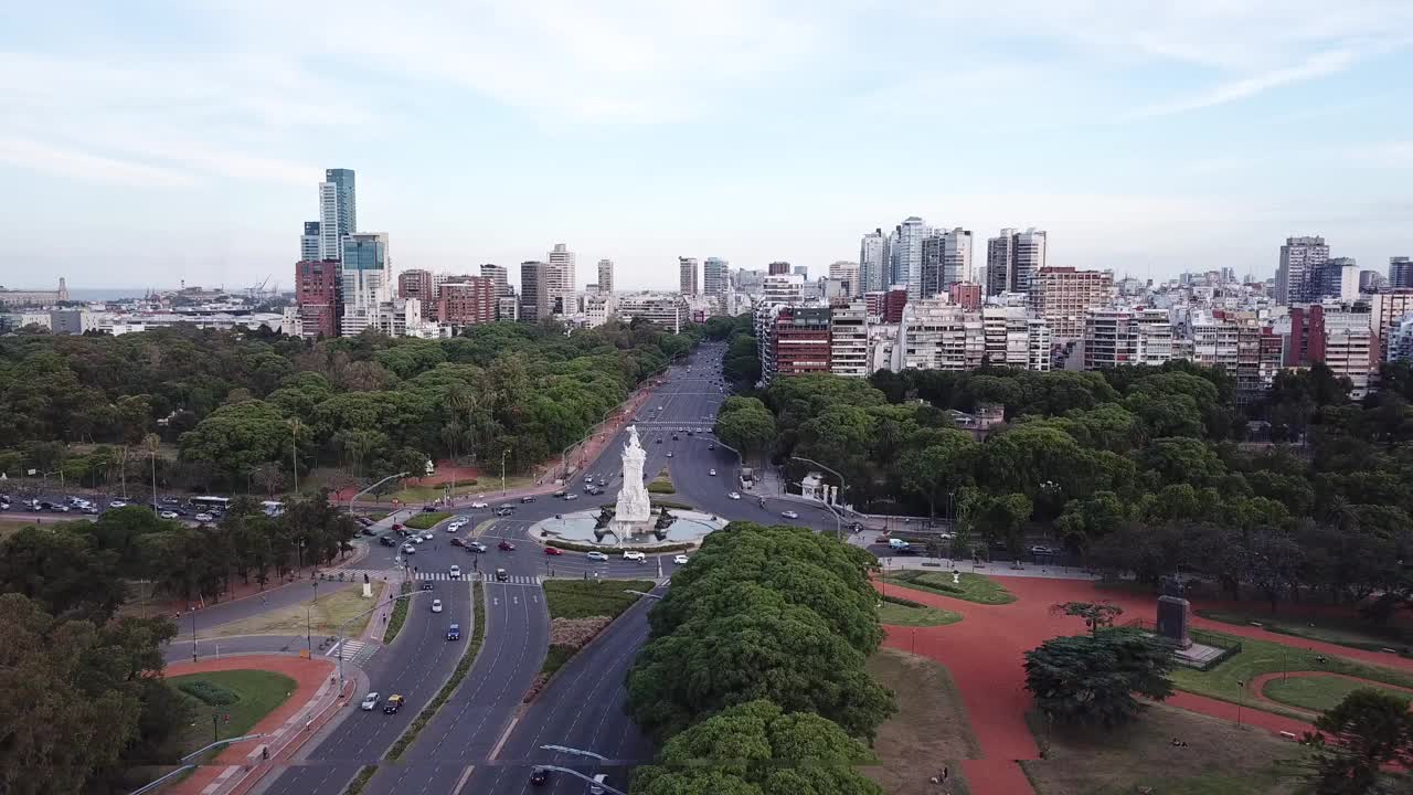 鸟瞰布宜诺斯艾利斯的天际线，与巴勒莫广场公园和大宪章纪念碑