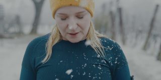 一个女人在外面的雪地里摆姿势深呼吸的肖像