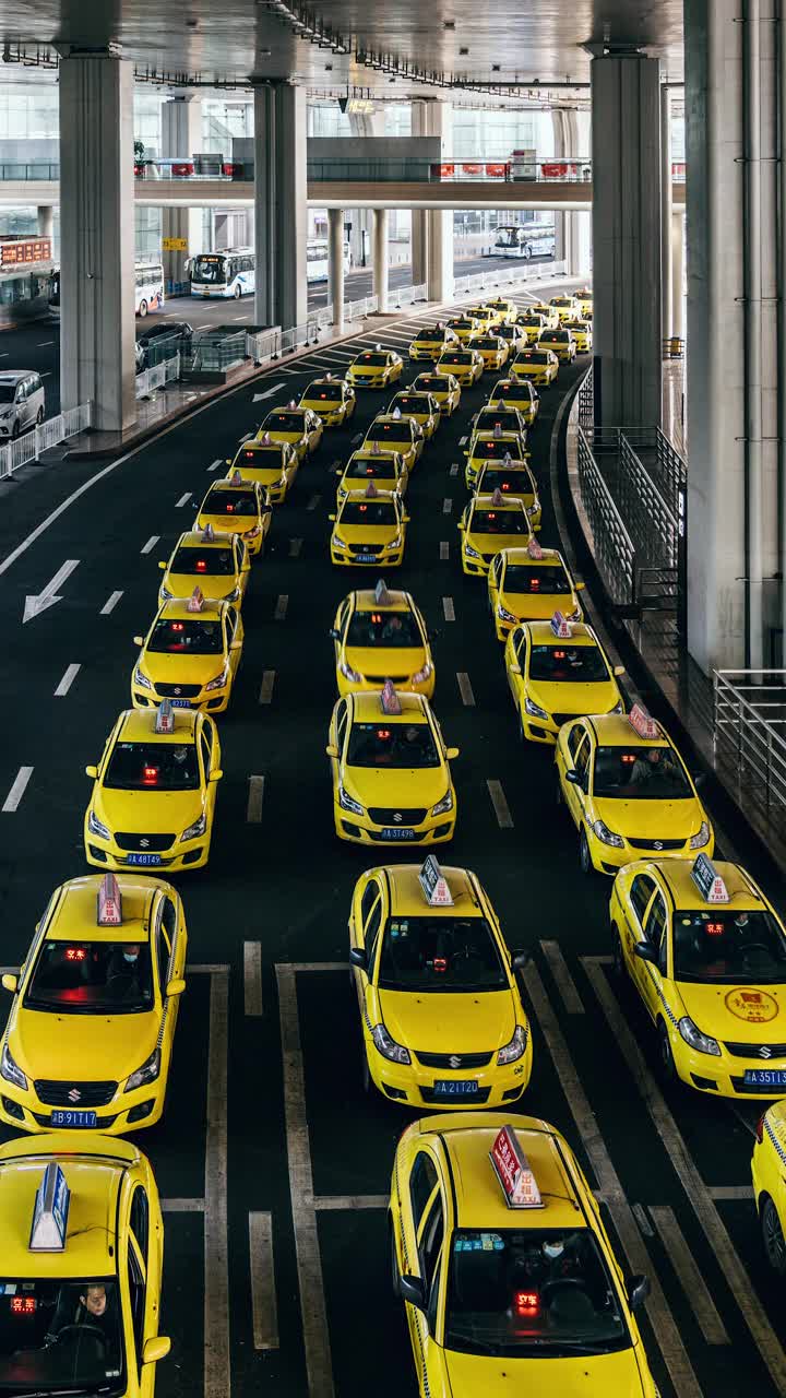 T/L TU繁忙的黄色出租车排队在机场出口