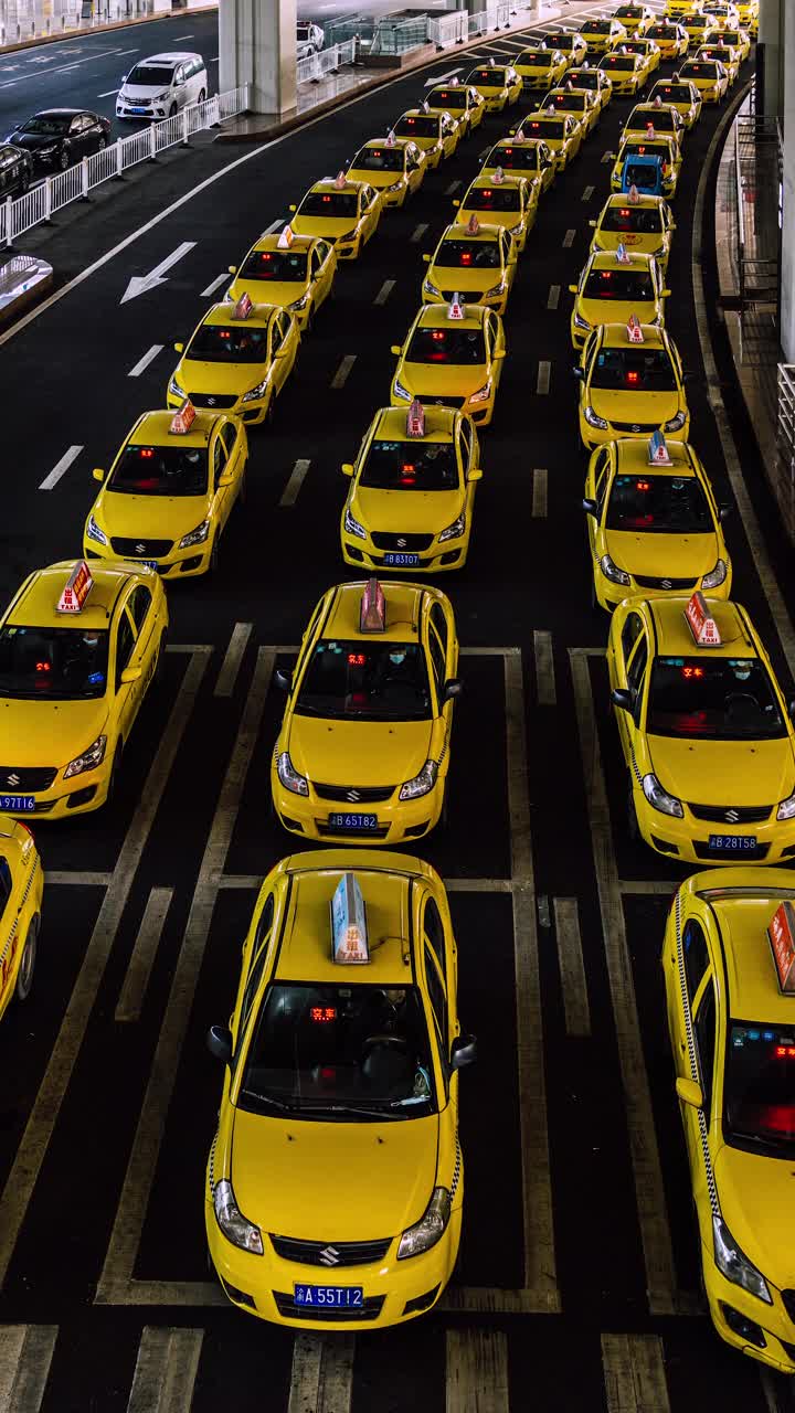 T/L PAN忙碌的黄色出租车在机场出口排队