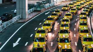 夜间在机场出口排队的黄色出租车视频素材模板下载