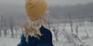 一个女人在雪地里慢跑的时候看她的智能手表