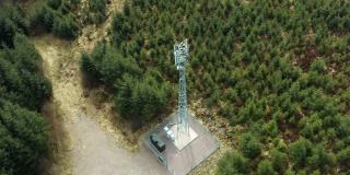 森林中电信桅杆的高角度视图