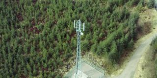 苏格兰森林中电信基站的鸟瞰图