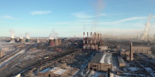 工业建筑的空中全景图，大量的工作场所和发达的基础设施的工厂，相比之下，有害的自然影响，大气排放，空气污染，不健康的生活方式