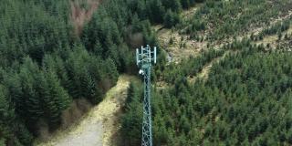 苏格兰森林中电信基站的无人机图片