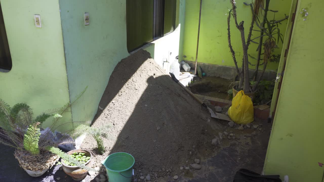 在白天在房子的花园里挖的一个深洞