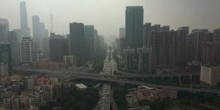 晴朗的雾霾广州市中心交通街道道路交叉口高空俯仰全景4k中国