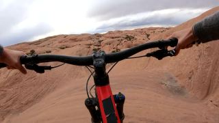 山地自行车沙漠通道的第一人称视角，越过岩石视频素材模板下载