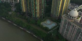 阳光灿烂的傍晚广州市滨江公寓住宅游泳池高空俯瞰4k中国全景
