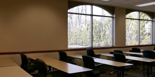 空荡荡的教室里有明亮的窗户和桌椅