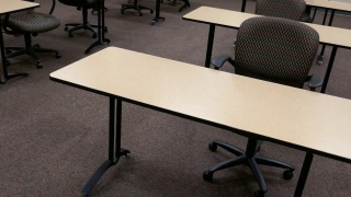 从左到右为教室视图空桌子和椅子视频素材模板下载