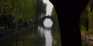 阳光明媚的一天时间杭州城著名的湖河步行桥慢镜头全景4k中国