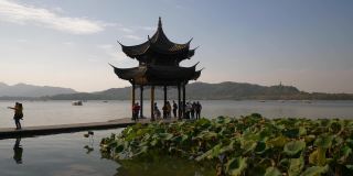 晴朗的一天时间杭州城著名的西湖码头宝塔慢镜头全景4k中国