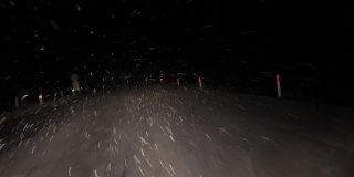 在雪夜的路上开车