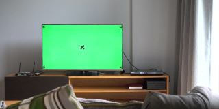 看绿色屏幕的电视