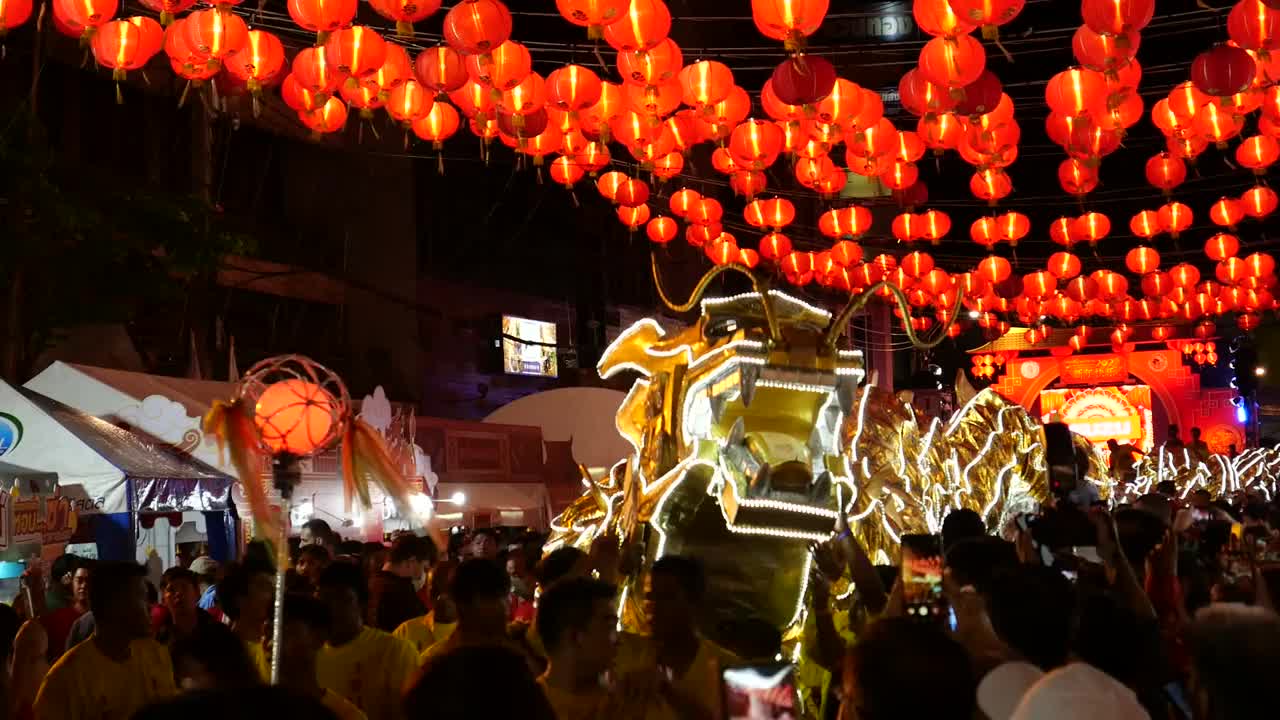 舞龙庆祝中国农历新年