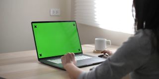 女人在用有色度键的笔记本电脑