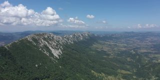 Veliki Krs山脉上方的蓝天和白云4K航拍视频
