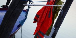 红色和绿色的渔民连衣裤挂在细绳上