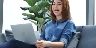 快乐的企业家亚洲商务女性使用智能手机笔记本电脑与客户谈判创业近距离的手在键盘上打字。