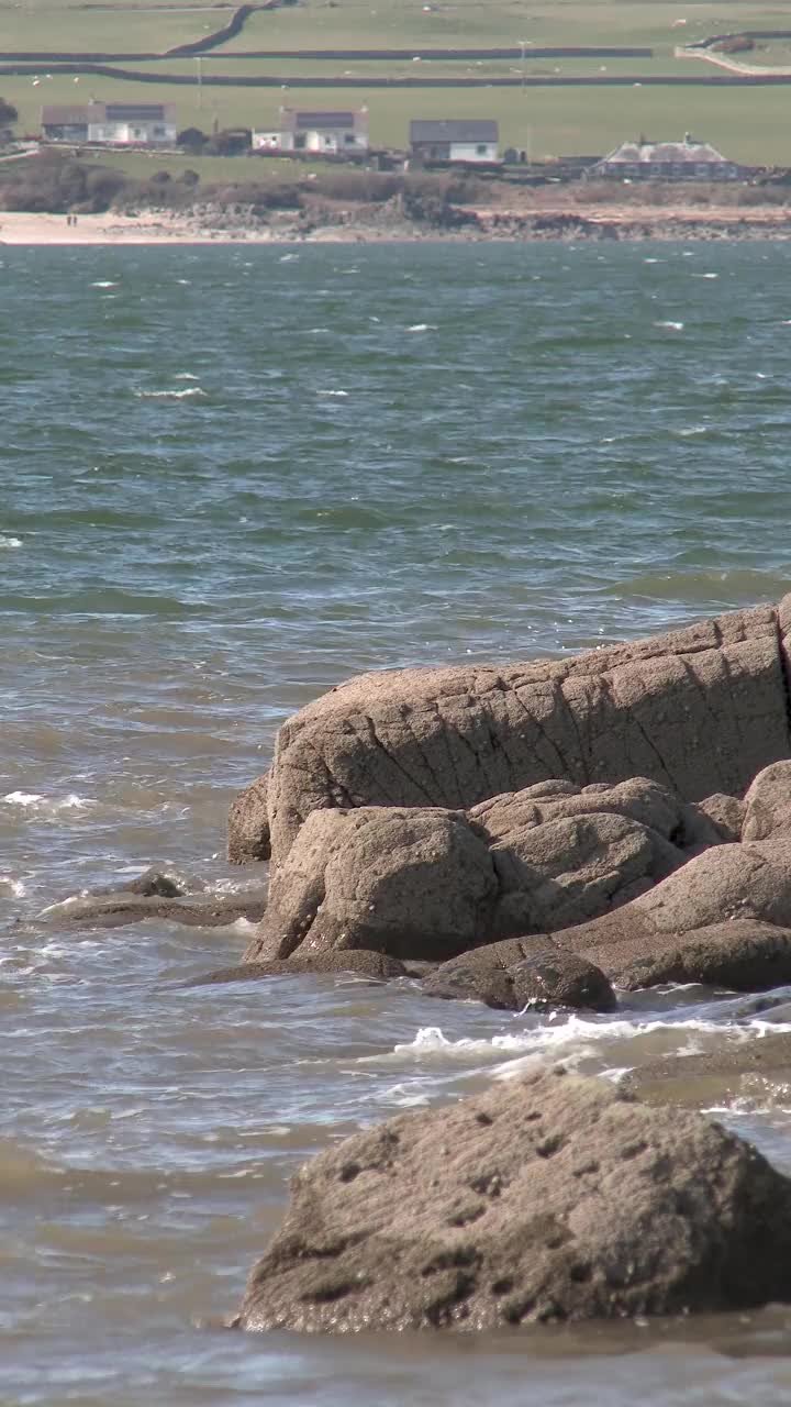 苏格兰海岸线上，海浪拍打着岩石