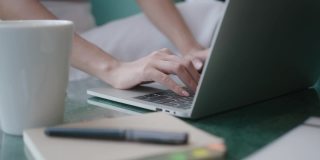 智慧积极的亚洲女商人视频会议远程工作，讨论有关战略业务规划，新的创业理念概念，商务会议通过笔记本电脑在线