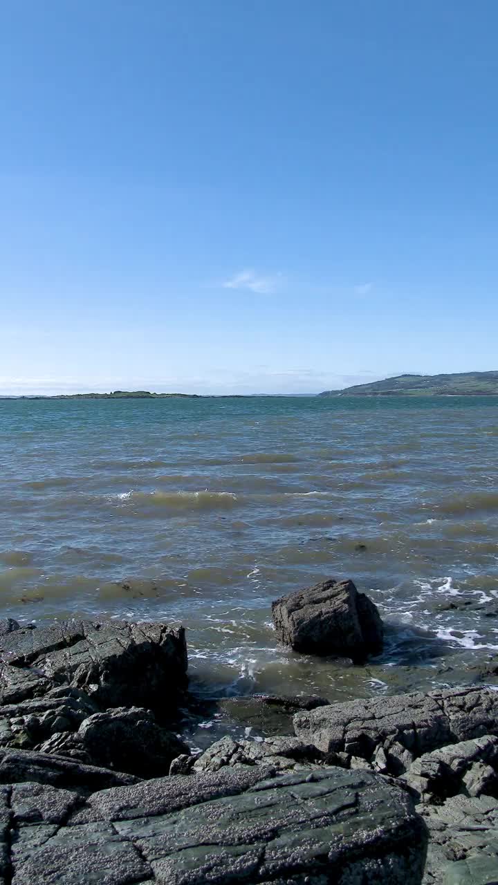 轻柔的海浪拍打着多岩石的海岸