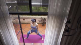 早上，一位亚洲华人中年妇女在她家的前院练习瑜伽视频素材模板下载