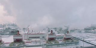 暴风雪天气和降雪。冬季天然气处理厂鸟瞰图。寒冷的早晨在工业区