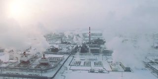 暴风雪天气和降雪。冬季天然气处理厂鸟瞰图。寒冷的早晨在工业区