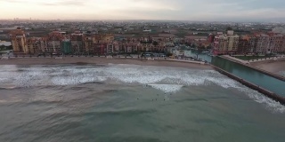 无人机拍摄宏伟美丽的城市巴伦西亚在西班牙。