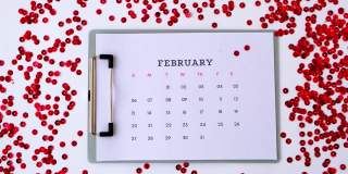 日历与二月十四日的日期。计划情人节假期。爱浪漫的约会。准备与心