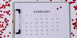 日历与二月十四日的日期。计划情人节假期。爱浪漫的约会。准备与心