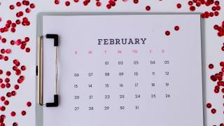 日历与二月十四日的日期。计划情人节假期。爱浪漫的约会。准备与心视频素材模板下载