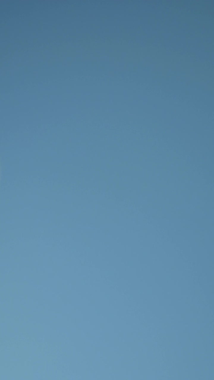 蓝色和清晰的天空背景，垂直视频