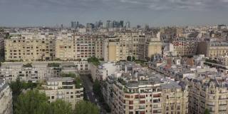 多云的一天，巴黎市区上空的公寓大楼现代市中心区航拍4k法国全景