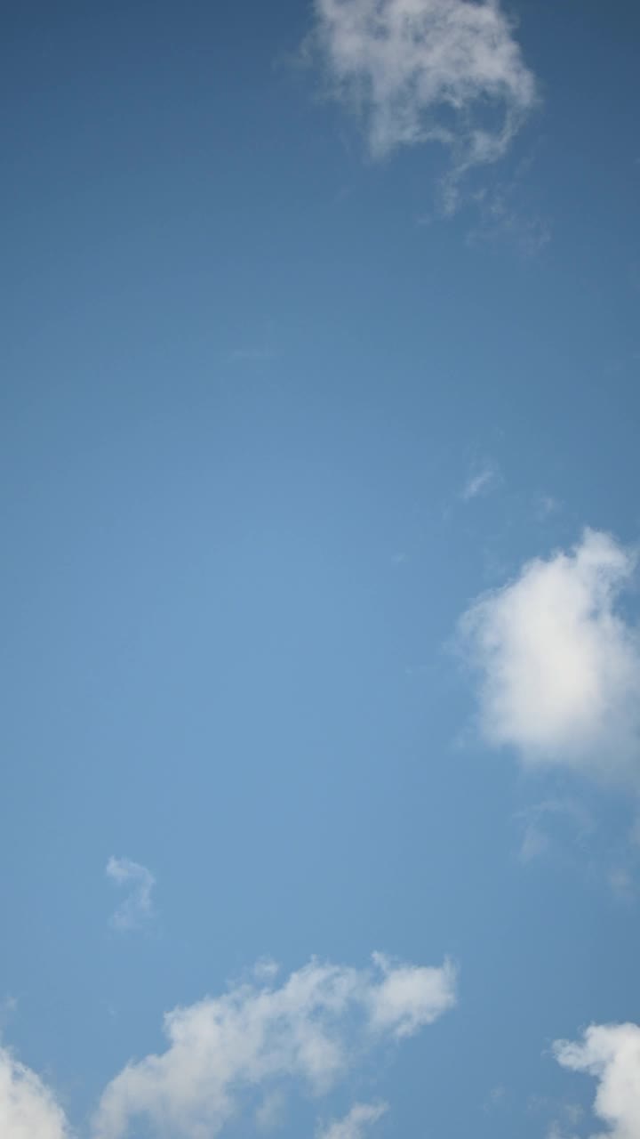 蓝天背景和白云，垂直视频