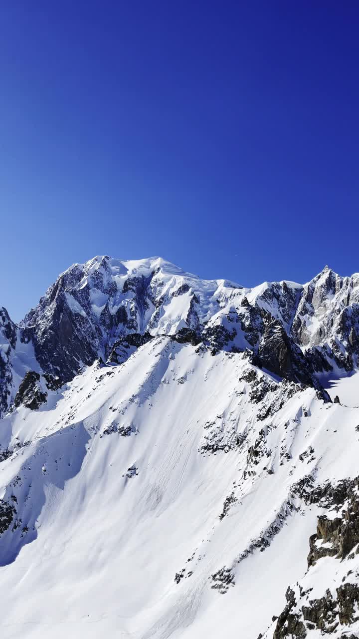 意大利的阿尔卑斯山在courmayeur