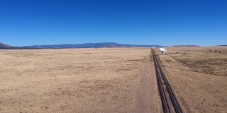 在Socorro，新墨西哥与山脉在遥远的地平线上的大阵列的国家无线电天文台或非常大的无人机视图