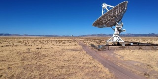 低无人机飞越国家射电天文台或非常大的阵列在Socorro，新墨西哥