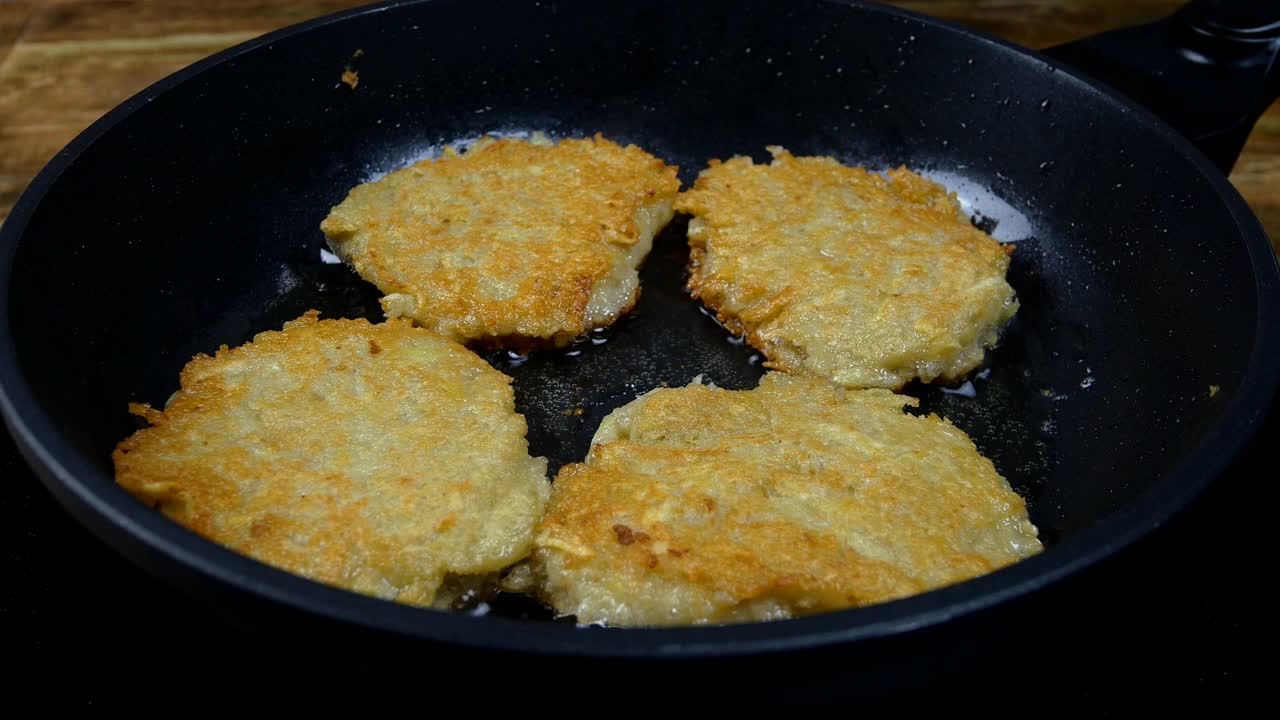 烤脆皮金土豆煎饼或deruny油炸在滚烫的油在煎锅。美味的draniki。