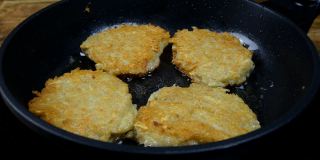 烤脆皮金土豆煎饼或deruny油炸在滚烫的油在煎锅。美味的draniki。