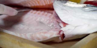 新鲜漂亮的鲑鱼，切成块，鱼片