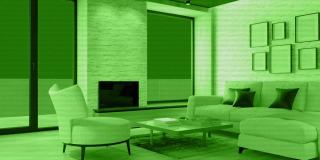 白色斯堪的纳维亚客厅的监视与生态壁炉。现代的室内。智能家居安防系统概念。