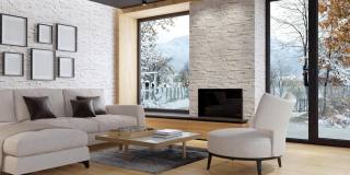 白色斯堪的纳维亚客厅与生态壁炉。现代室内概念。冬天农村背景。