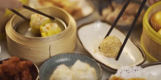 人的手用筷子拿起中国传统食物点心