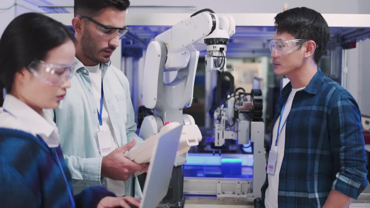 技术假肢机器人手臂是由两位专业开发工程师测试在一个高科技研究实验室与现代未来的设备。男性和女性比较个人电脑上的数据。
